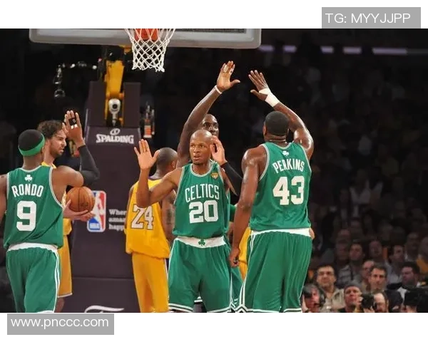 湖人与凯尔特人经典对决再度上演 激烈对抗引发球迷热议 湖人与凯尔特人经典对决再度上演 激烈对抗引发球迷热议